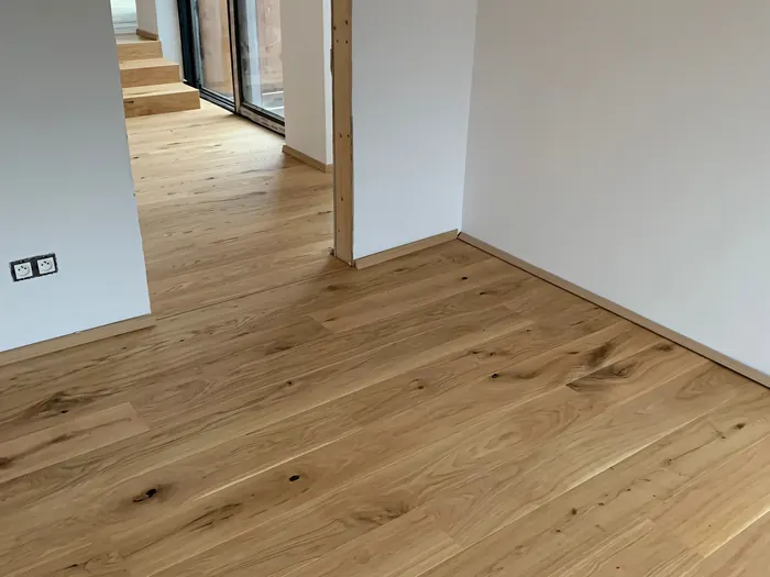 Dřevěná podlaha na chodbě u vstupních dveří