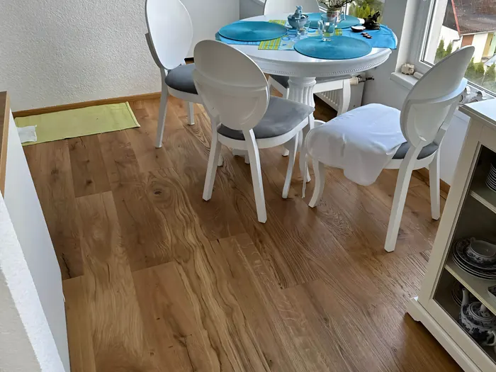 Dřevěná podlaha s lesklým povrchem