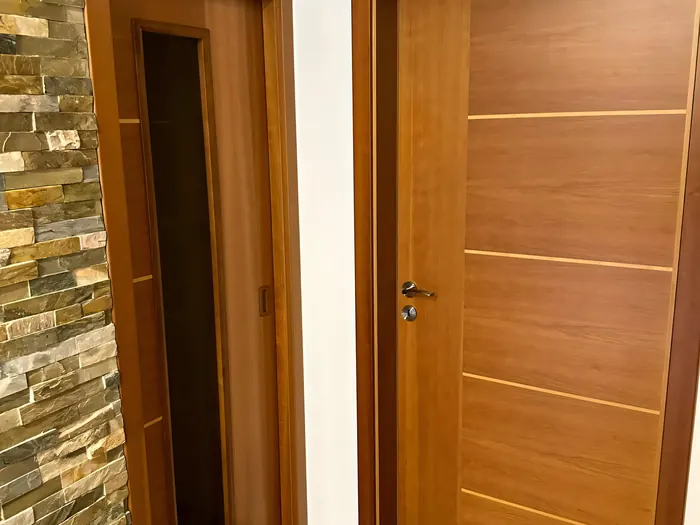 Bílé interiérové dveře s matným sklem
