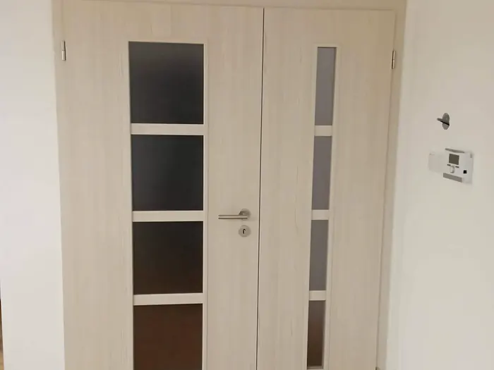 Osazené dvoukřídlé dveře Sapeli
