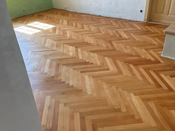 Zrenovované a naolejované parkety v pokoji — kladení do rybiny