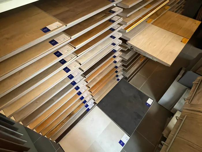 Police se vzorky dřevěných a vinylových podlah