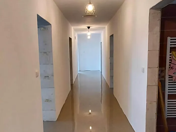 Vyrovnaný podklad po nalití samonivelační stěrky